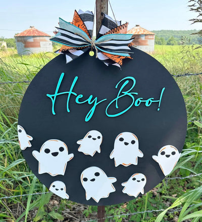 "Hey Boo" with Mini Ghosts on bottom 18 Inch Round